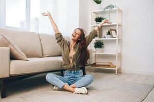 accogliente casa. un' contento donna rilassante su un' moderno divano nel sua confortevole appartamento foto