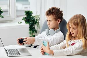 giovane ragazzo e ragazza felicemente studiando insieme su loro laptop, immersa nel in linea apprendimento essi sedersi foto
