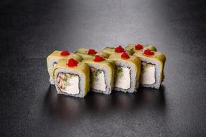 tradizionale delizioso rotolo di sushi fresco impostato su sfondo nero foto