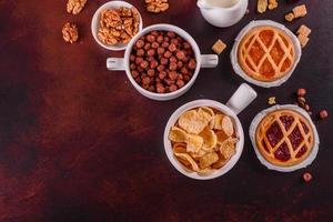 colazione gustosa e nutriente con muesli, cereali e noci. cibo salutare foto