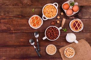 colazione gustosa e nutriente con muesli, cereali e noci. cibo salutare foto