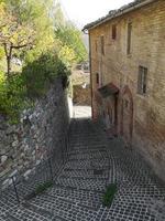 vicoli del centro storico di montefortino foto