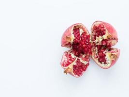 frutta matura del melograno su un fondo bianco foto