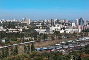 kiev, ucraina, paesaggio urbano, vista dello svincolo ferroviario e dell'istituto politecnico foto