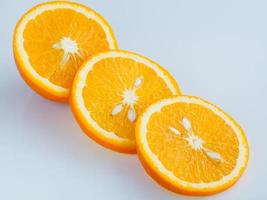 arancia a fette su fondo azzurro foto
