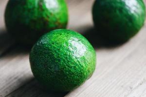 frutto di avocado su fondo di legno, concetto di cibo sano di frutta foto