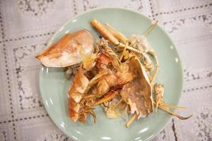 piatto di scarto alimentare con crostacei - piatto dopo aver mangiato gamberi gamberi frutti di mare, piatti sporchi foto