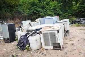 rifiuti elettronici pronti per il riciclaggio, pila di elettronica usata e divisione dei rifiuti di articoli per la casa rotta o danneggiata il riciclaggio dei rifiuti foto