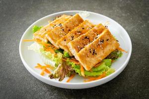 Insalata di tofu teriyaki con sesamo