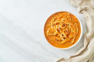 fettuccine con crema di pomodoro foto