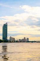 città di bangkok con il fiume chao praya foto