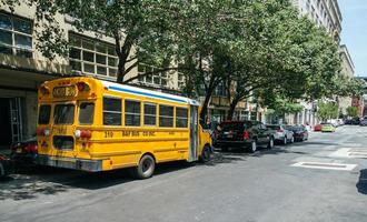 New York City, Stati Uniti d'America - 21 giugno 2016. primo piano del classico scuolabus giallo parcheggiato sulla strada di New York City