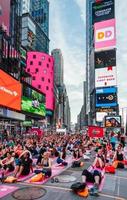 new york city, usa - 21 giugno 2016. persone nella concentrazione annuale di yoga sul solstizio d'estate a times square, simbolo iconico di new york city foto