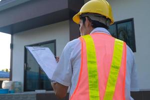 ingegnere revisore dei conti che controlla la costruzione dell'edificio domestico foto