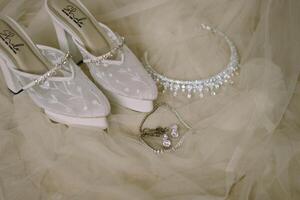 elegante tacco alto nozze scarpe, esemplificativo stile e raffinatezza. ideale per in mostra bridal moda e lusso Accessori foto