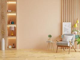 interno della casa con poltrona e arredamento in soggiorno color crema.