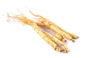 ginseng, erbe vegetali essiccate. cibo sano famoso cibo di esportazione nel paese della Corea isolato su sfondo bianco. foto