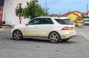 gaziveren Cipro 24.04.2024-bianco mercedes benz ml nel il parcheggio lotto vicino il Casa foto