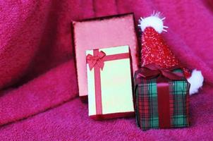 primo piano di una confezione regalo con decorazioni natalizie su sfondi del tappeto rosso foto