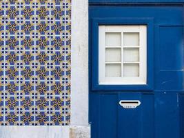 facciata della casa di Lisbona con piastrelle azulejos foto