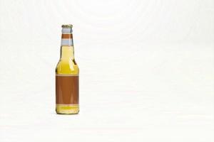 bottiglia di birra gialla mock-up isolato - etichetta vuota