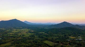 Thailandia loei provincia il paesaggio di montagna questa è vista aerea dal drone fly foto