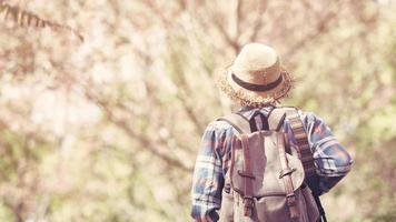 uomo hipster in viaggio verso qualsiasi giovanotto foto