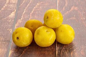 giallo dolce prugna mucchio frutta foto