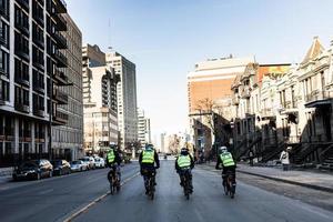 montreal, canada 2 aprile 2015 - quattro poliziotti che usano la bici per spostarsi in modo facile e veloce. foto