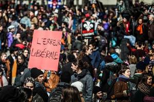 montreal, canada, 2 aprile 2015 - folla con cartelloni, bandiere e cartelli che camminano per le strade foto