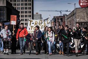 montreal, canada, 2 aprile 2015 - vista della prima linea di manifestanti che camminano per la strada foto