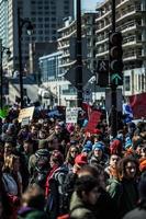 montreal, canada, 2 aprile 2015 - folla con cartelloni, bandiere e cartelli che camminano per le strade foto