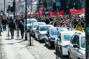 montreal, canada, 2 aprile 2015 - i manifestanti prendono il controllo delle strade foto