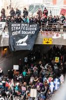 montreal, canada, 2 aprile 2015 - vista dall'alto dei manifestanti che camminano per le strade affollate foto