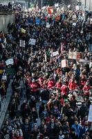 montreal, canada, 2 aprile 2015 - vista dall'alto dei manifestanti che camminano per le strade affollate foto