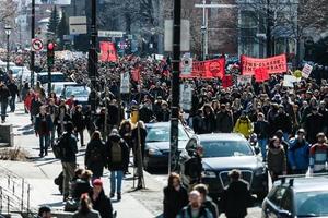 montreal, canada, 2 aprile 2015 - i manifestanti prendono il controllo delle strade foto