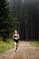 formazione jogger nella foresta nelle prime ore del mattino. foto