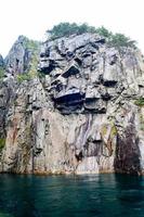 formazione rocciosa nel lysefjord con la famosa cascata di hengjanefossen foto