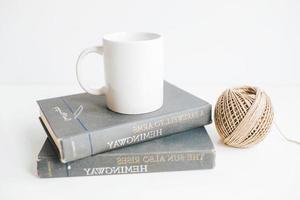 tazza da caffè bianca sul tavolo grigio per il set di mock-up design del boccale vetroso isolato su bianco foto