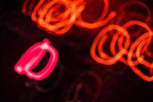 luce arancione e rosa scia di luce sfocatura luci astratte al tempo di esposizione al movimento effetto vortice della scia foto