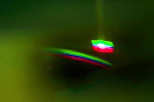 abstract lite green neon incandescente luce futuristica con bagliore nel modello scuro su oscurità. foto