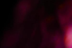 neon rosa scuro astratto incandescente luce futuristica con bagliore nel modello scuro su oscurità. foto