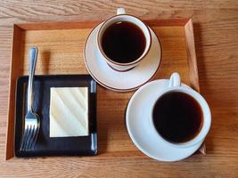 due caffè neri in una tazza bianca foto