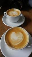 caffè al latte a forma di cuore dal latte con motion blur foto