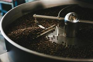 chicchi di caffè lavorati in una macchina moderna con motion blur foto