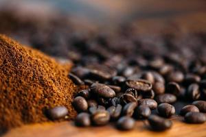 chicchi di caffè con cacao in polvere con motion blur foto