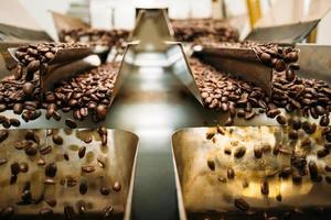 chicchi di caffè ordinati da strumenti moderni con motion blur foto
