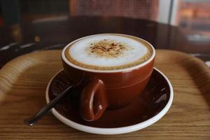 caffè latte in una tazza dalla forma meravigliosa con effetto movimento foto