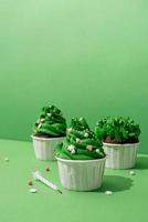 cupcakes a forma di albero di natale su sfondo verde foto