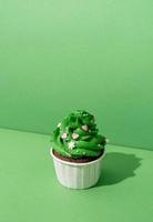 cupcakes a forma di albero di natale su sfondo verde foto